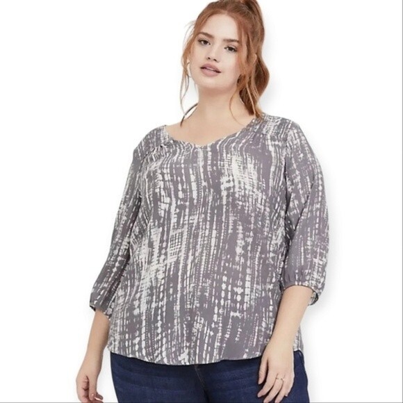 Torrid Gray & White Crepe Tie Dye Smocked Blouse Tunic Size 2 2X - Picture 1 of 7